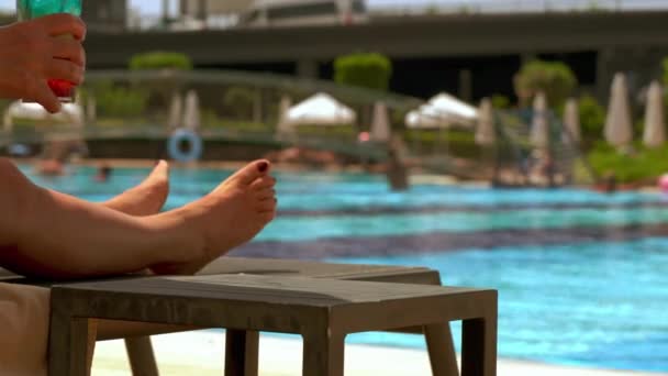Mulher desfrutando de um coquetel ao lado de uma piscina espumante — Vídeo de Stock