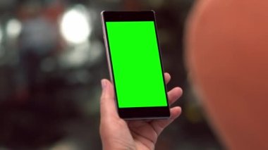 Boş yeşil ekranlı bir cep telefonunu kapat
