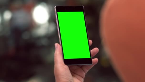 Fechar em um telefone móvel portátil com tela verde em branco — Vídeo de Stock