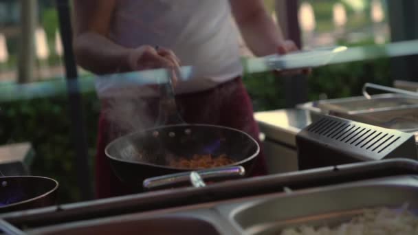 A séf főzőcskézik a gázfőzőlap felett. — Stock videók