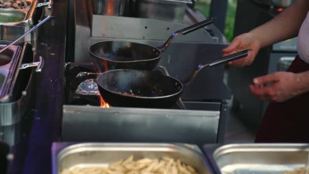 Chef matlagning mat över en brännare på en utomhus restaurang — Stockvideo