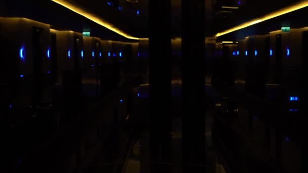 Escena nocturna de luces de tira en retroceso y luces de acento azul — Vídeo de stock