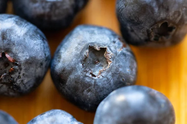 酸化防止剤とビタミンCが豊富な新鮮な健康的な熟したブルーベリーは キッチンテーブルの上に近い食事と栄養の概念で高い角度を見た — ストック写真