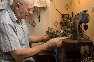 yaşlı adam yenilikleri elektronik cihaz