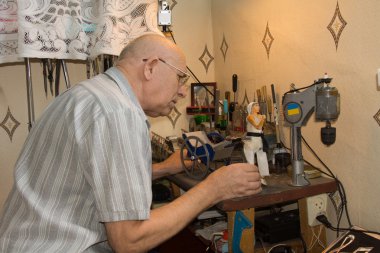 yaşlı adam kız ve araba bir model oluşturma