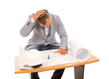 bir sorunu çözmeye çalışan mimar