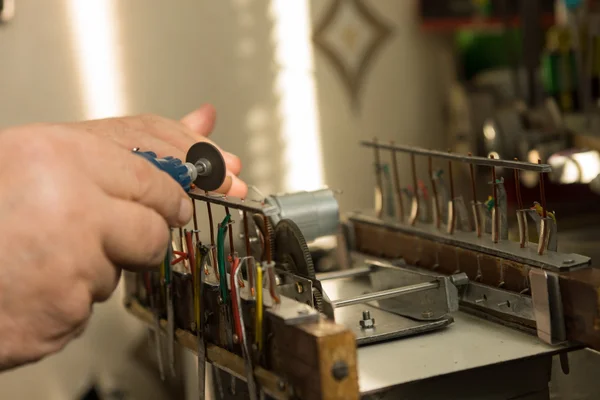 Construtor de modelos trabalhando com seu equipamento — Fotografia de Stock