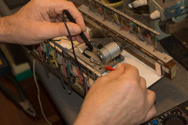 Primer plano Trabajando con Dispositivo en Plataforma Gris — Foto de Stock