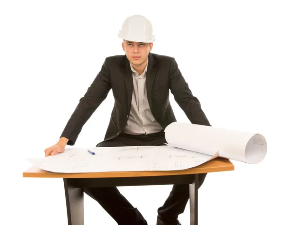Młody architekt siedzi przy stole z planu — Zdjęcie stockowe