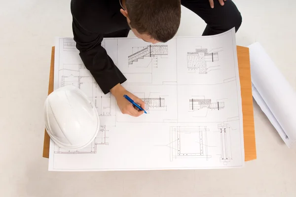 Arquiteto elaborando um plano de construção — Fotografia de Stock