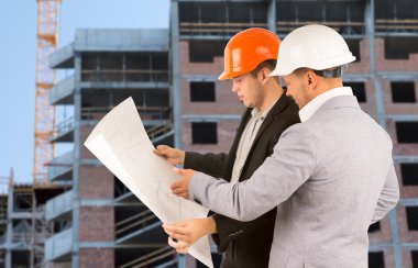 iki mimar yapı planı tartışıyor