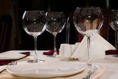 boş levha ve bir yemek masası üzerinde kadehlerin