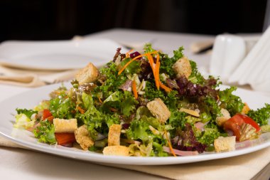 Beyaz tabak gurme iştah açıcı ana yemeği