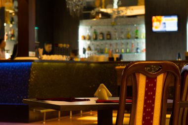 boş bir tablo içinde barroom