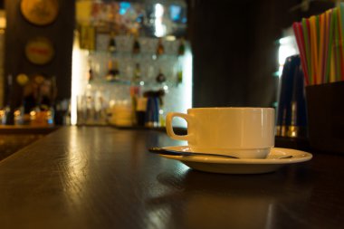 üzerinde kahve fincanı bar counter