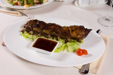 tabak kaburga daldırma sos ile