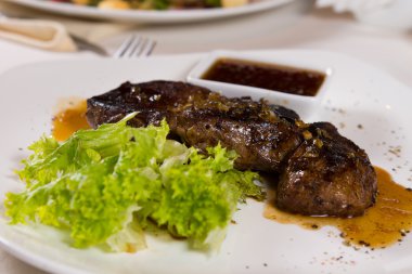 garnitür plaka üzerinde sulu biftek