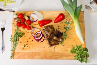 iştah açıcı etli çanak baharatlar ile ahşap tahta üzerinde