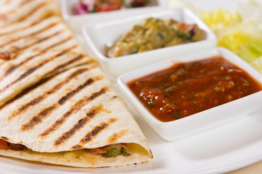 ızgara quesadilla salsas ile olan yakın çekim