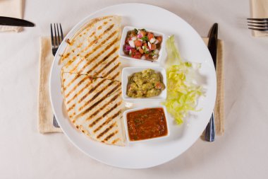 plaka üzerinde ızgara quesadilla yükü