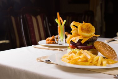 gurme çizburger ve patates kızartması tablo