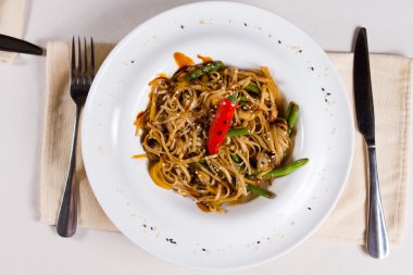 Baharatlı yükü karıştırın kızarmış noodle