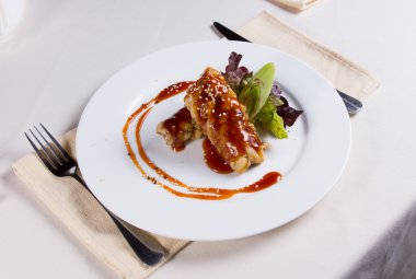 gurme iştah açıcı soslu kızarmış et yemek