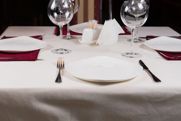 Пустая белая тарелка в официальной сервировке стола — стоковое фото