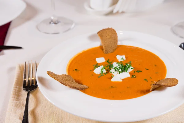 Assiette de délicieuse soupe de citrouille ou de noyer cendré — Photo