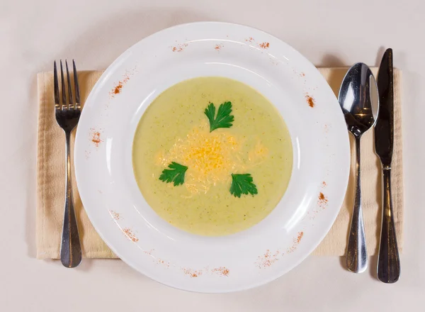 Вид сверху на художественно покрытый суп — стоковое фото