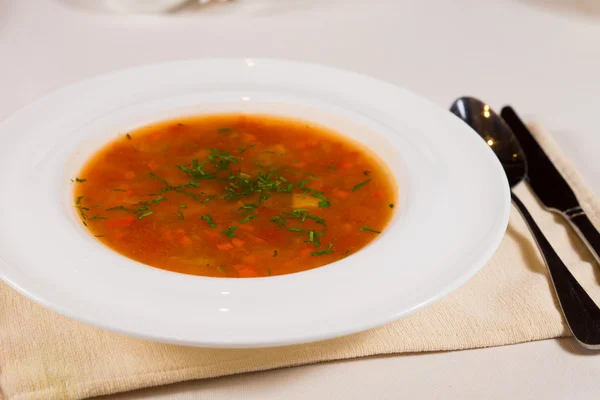 Assiette de bouillon de légumes nutritifs ou de soupe — Photo