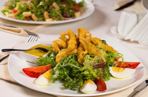 Plato principal con carne, verduras, huevo y salsa — Foto de Stock