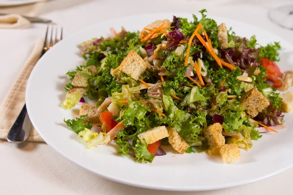 Gastronomische gezonde hoofdgerecht op witte ronde plaat — Stockfoto