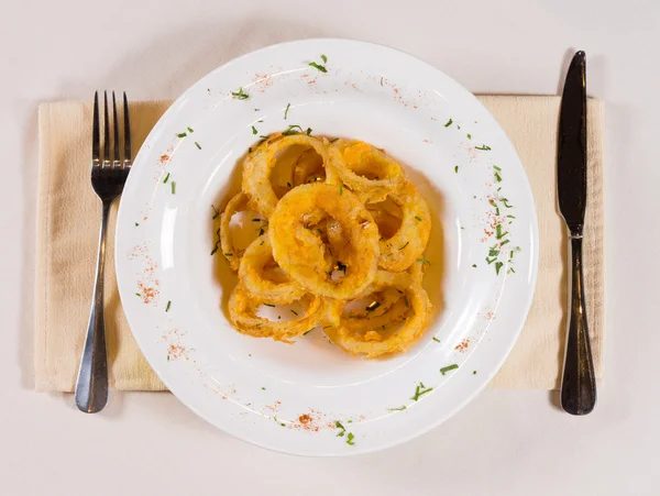 Prêt à manger appétissant anneaux d'oignon frits sur l'assiette — Photo