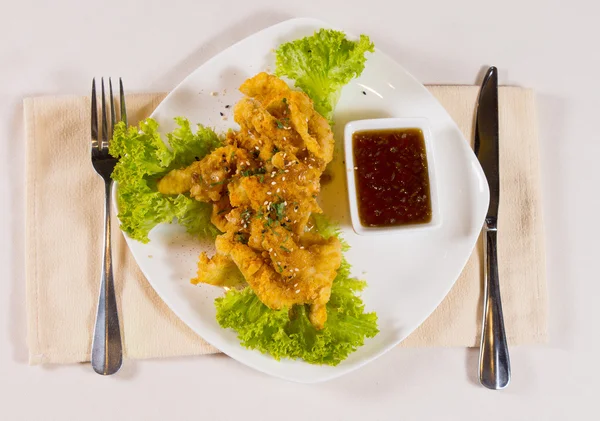 Receita de carne de frango frito saboroso com molho de mergulho quente — Fotografia de Stock