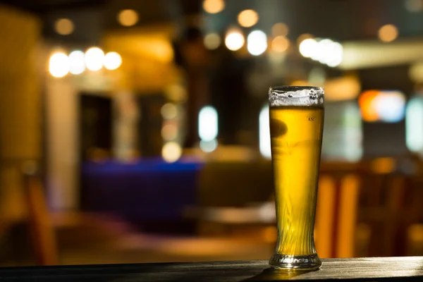 Verre de bière sur comptoir de bar — Photo