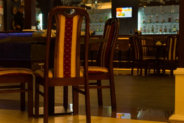 Столы в пустом баре — стоковое фото