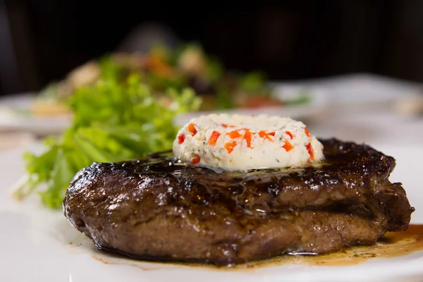 Primer plano de filete cubierto con mantequilla de hierbas — Foto de Stock