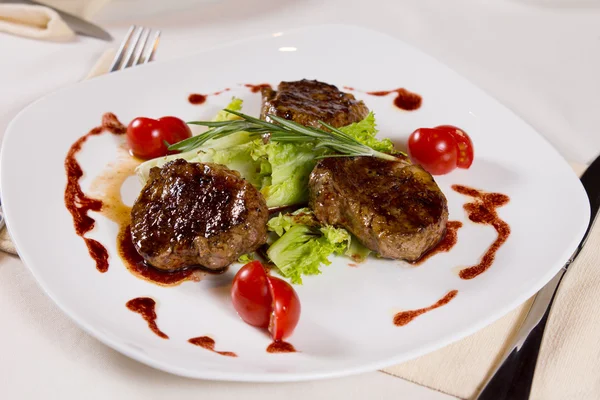 Appetizing Garnished Grilled Meat Dish on Plate — Stock Photo, Image