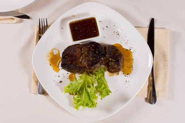 Sobrecarga de bife na placa com guarnição — Fotografia de Stock