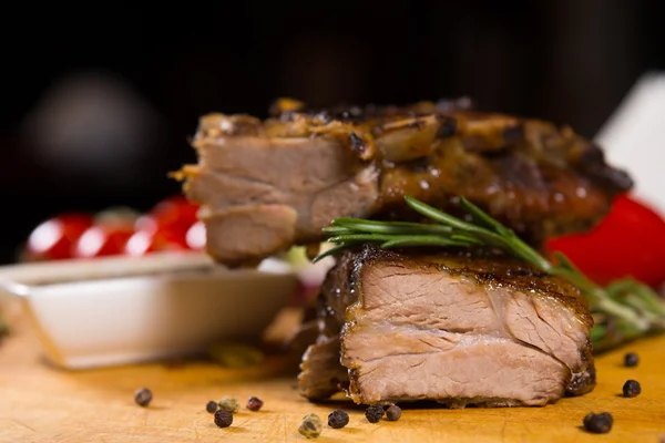 Macro saborosa carne aromatizada na placa de madeira — Fotografia de Stock