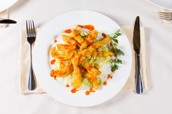 Crujiente plato de carne frita en la placa redonda blanca — Foto de Stock