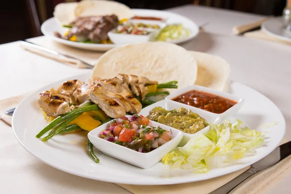 Kip fajitas met toppings op plaat — Stockfoto