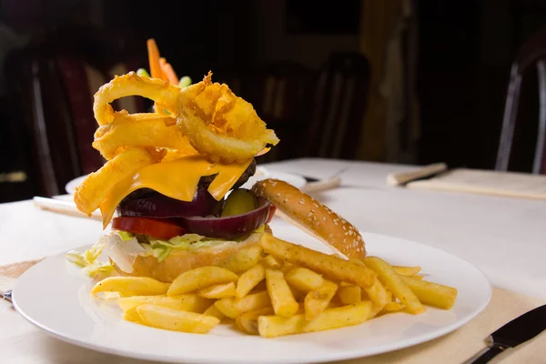 Cheeseburger gourmet e patatine fritte — Foto Stock