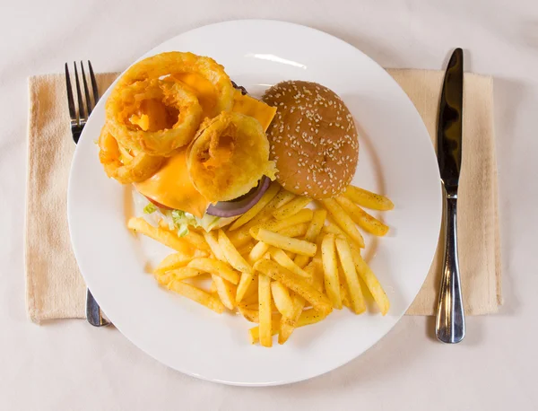 Overhead van gastronomische cheeseburger en frietjes — Stockfoto