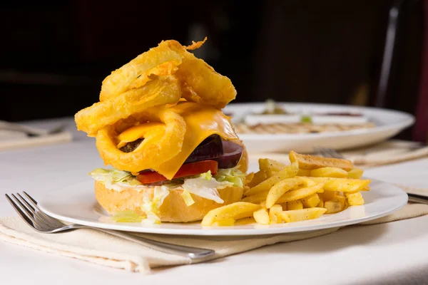 Hamburguesa con queso gourmet y papas fritas en plato —  Fotos de Stock