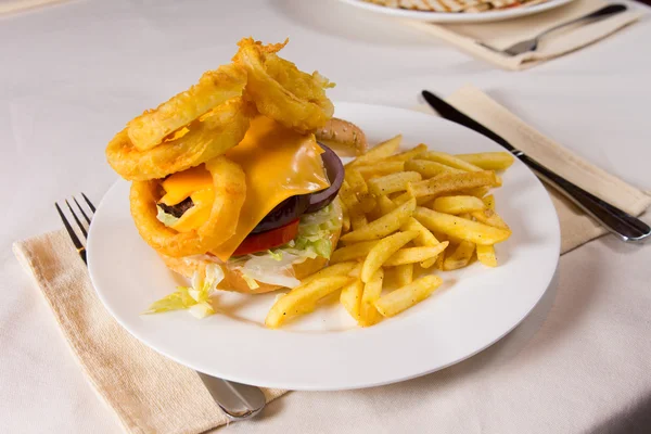 Cheeseburger gourmet e patatine fritte sul piatto — Foto Stock
