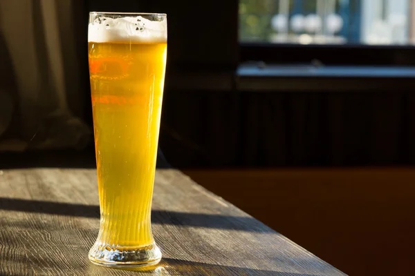 Vaso de cerveza en la mesa — Foto de Stock