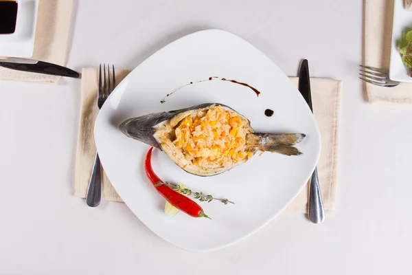 Sobrecarga de plato de pescado relleno de arroz — Foto de Stock