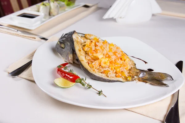 Pirinç doldurulmuş balık yemek plaka üzerinde — Stok fotoğraf